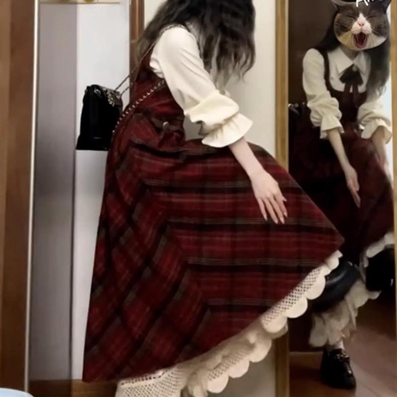 过新年战袍红色背带连衣裙子女秋冬季2025新款高级感穿搭套装长裙