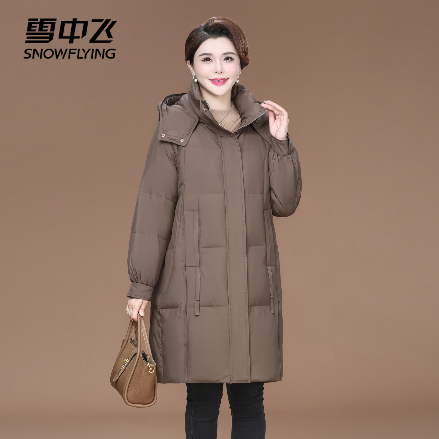 雪中飞冬季中长款羽绒服女时尚韩版外套中年大码妈妈装防寒服拆帽