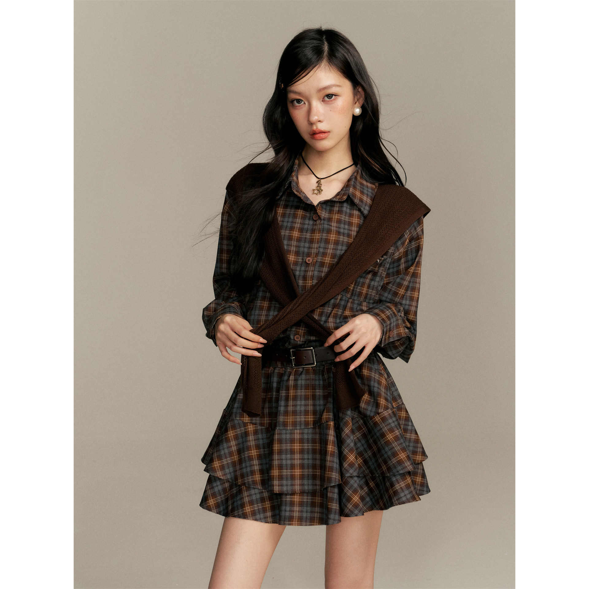 披肩搭配格子衬衫花苞连衣裙