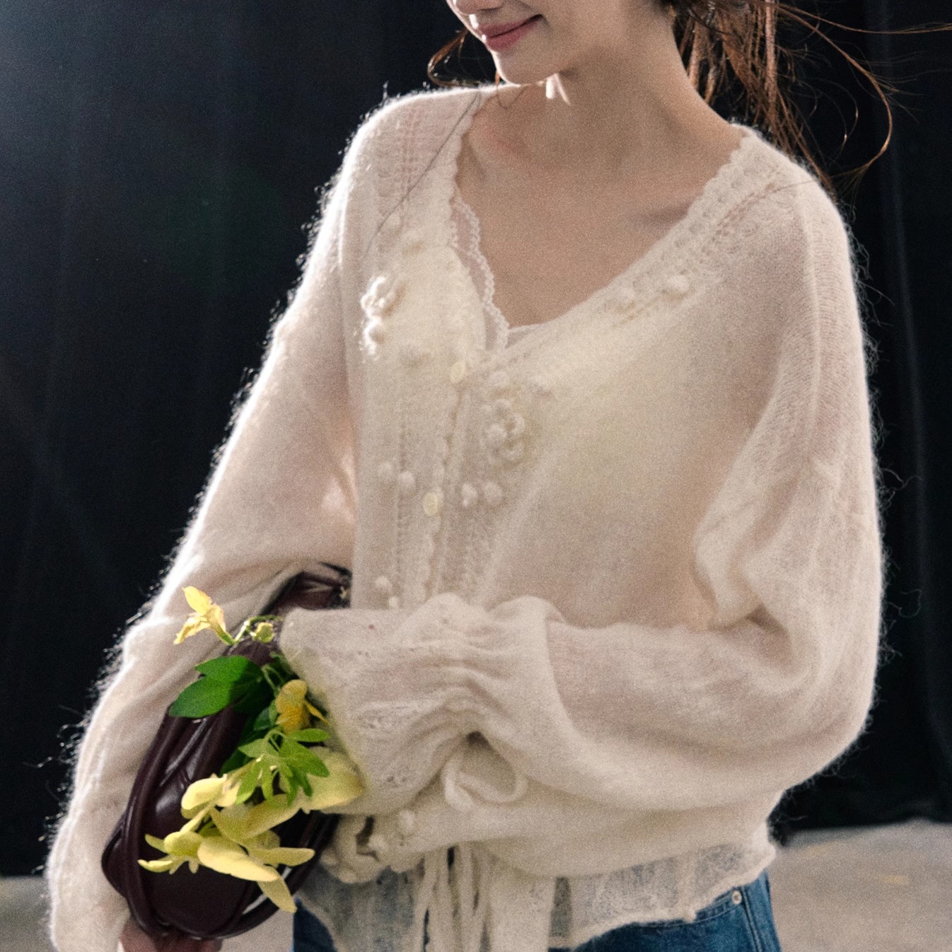 法式温柔V领钩花羊毛针织衫上衣