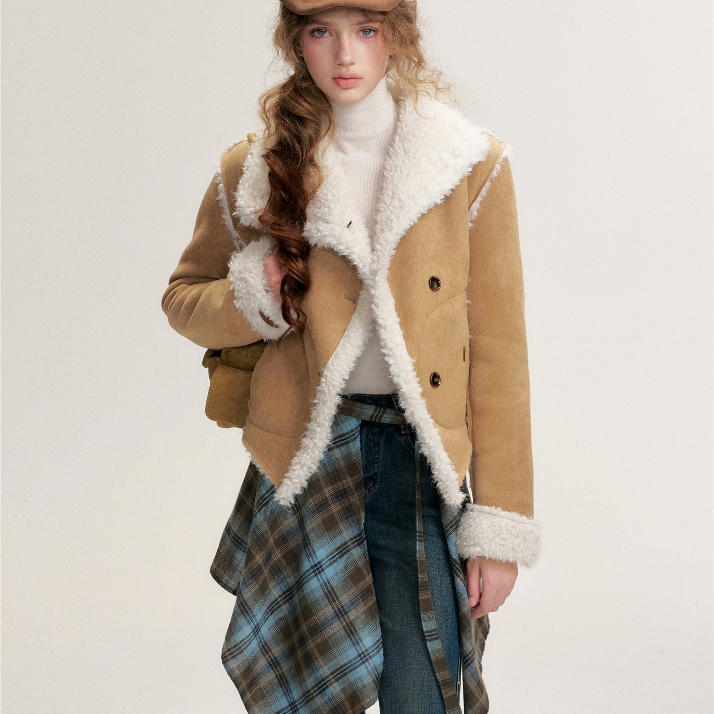 撞色仿皮毛一体羊羔毛翻领外套