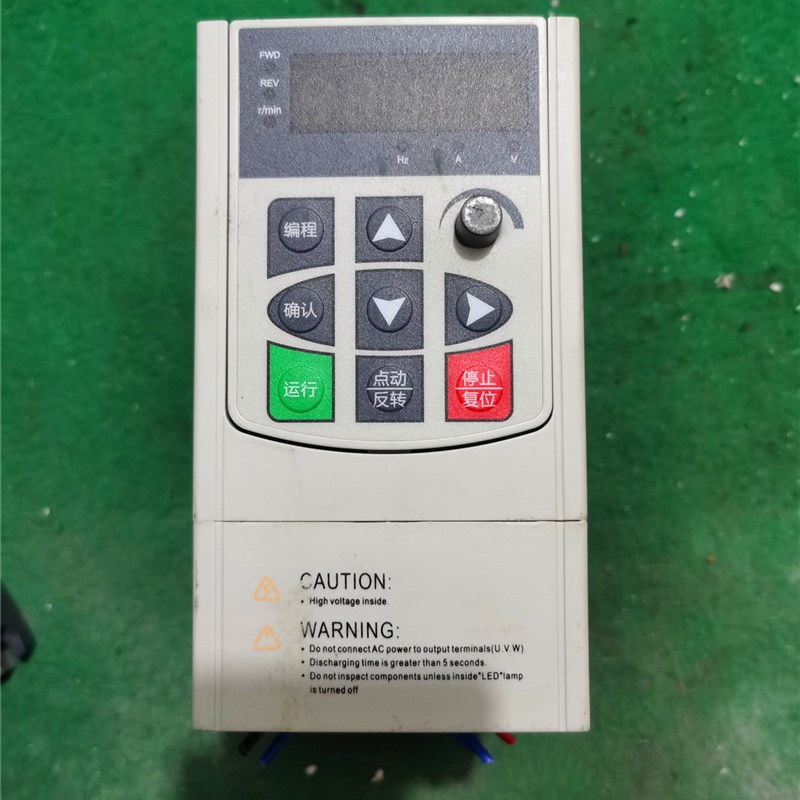 变频器UH-00R7G1 0.75KW 220V 成色漂亮