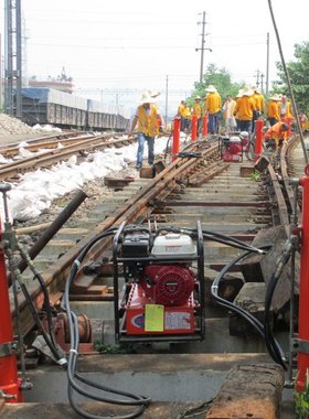CPH-2100四拖十六道岔铺换机组用于道岔整体起升或降落