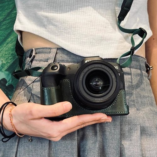 适用佳能R62真皮保护套R8/RP皮套R5/R6/R52/R7/R10/R50底座手腕带