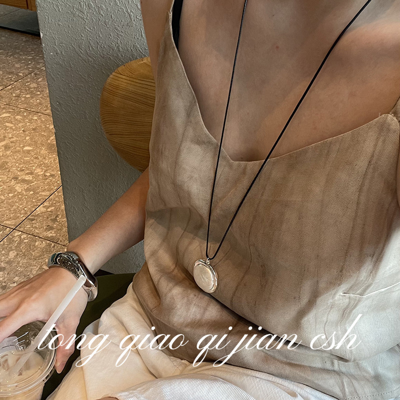 黑色皮绳银色圆形吊坠项链小仙女