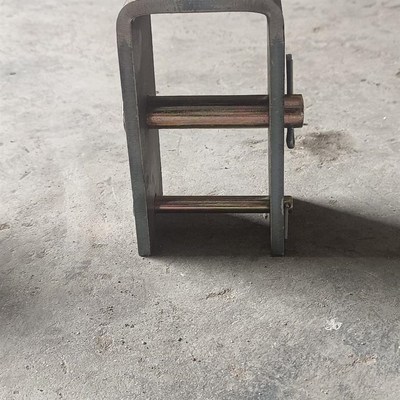 拖车内宽68厘米板厚8毫米孔经2013拖车板簧吊耳支架