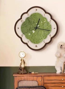 绿色风景中古风挂墙钟表客厅挂钟2025新款高级感静音时钟装饰挂画