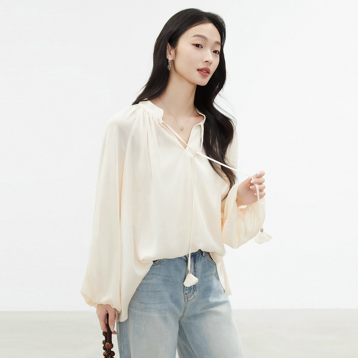 衣恋集团旗下秋季时尚柔美流苏花瓣V领灯笼长袖女式衬衫上衣