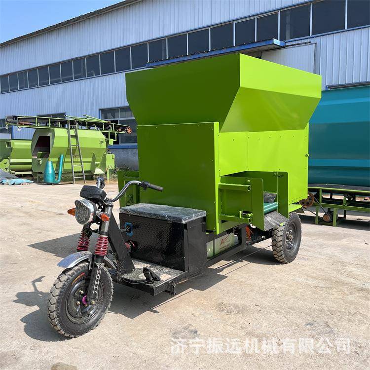 畜牧场灵活电动喂料车秸秆粉碎搅拌撒料机养驴场饲料投草机