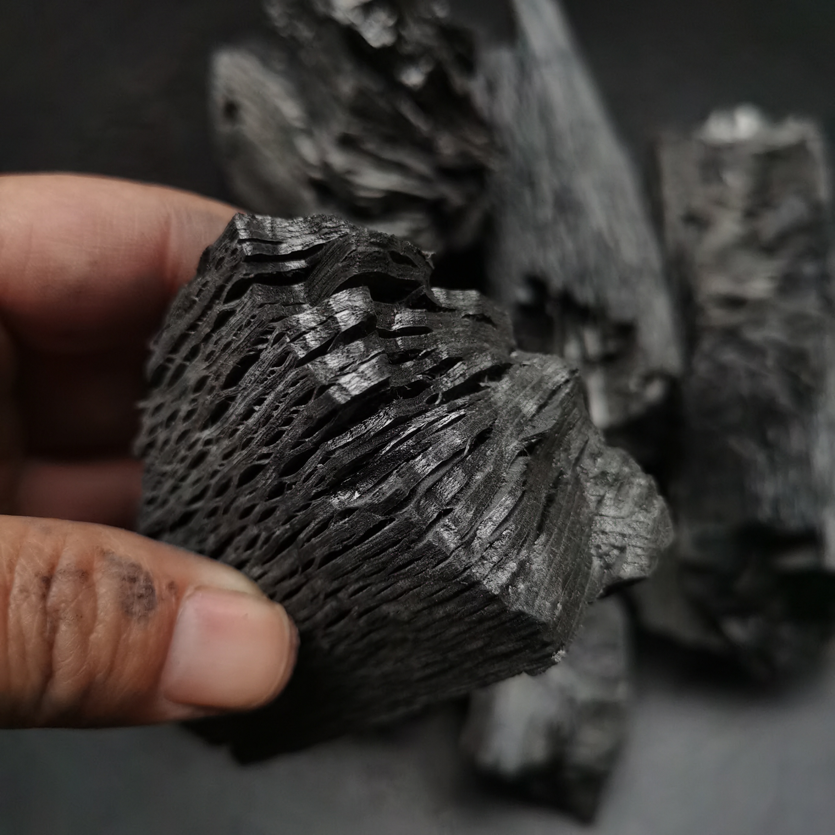 灰山高温取暖烧烤碳无烟木碳家用果木炭围炉煮茶耐烧钢炭室内商用