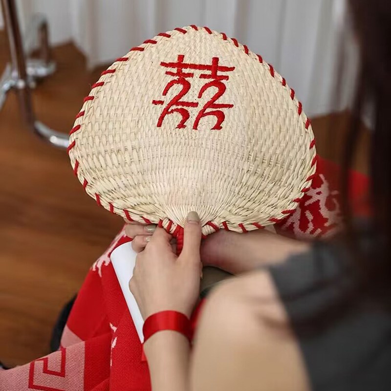 新娘晨袍拍照喜扇手摇扇芭蕉扇晨拍道具手L拿蒲扇喜字绣字草编扇