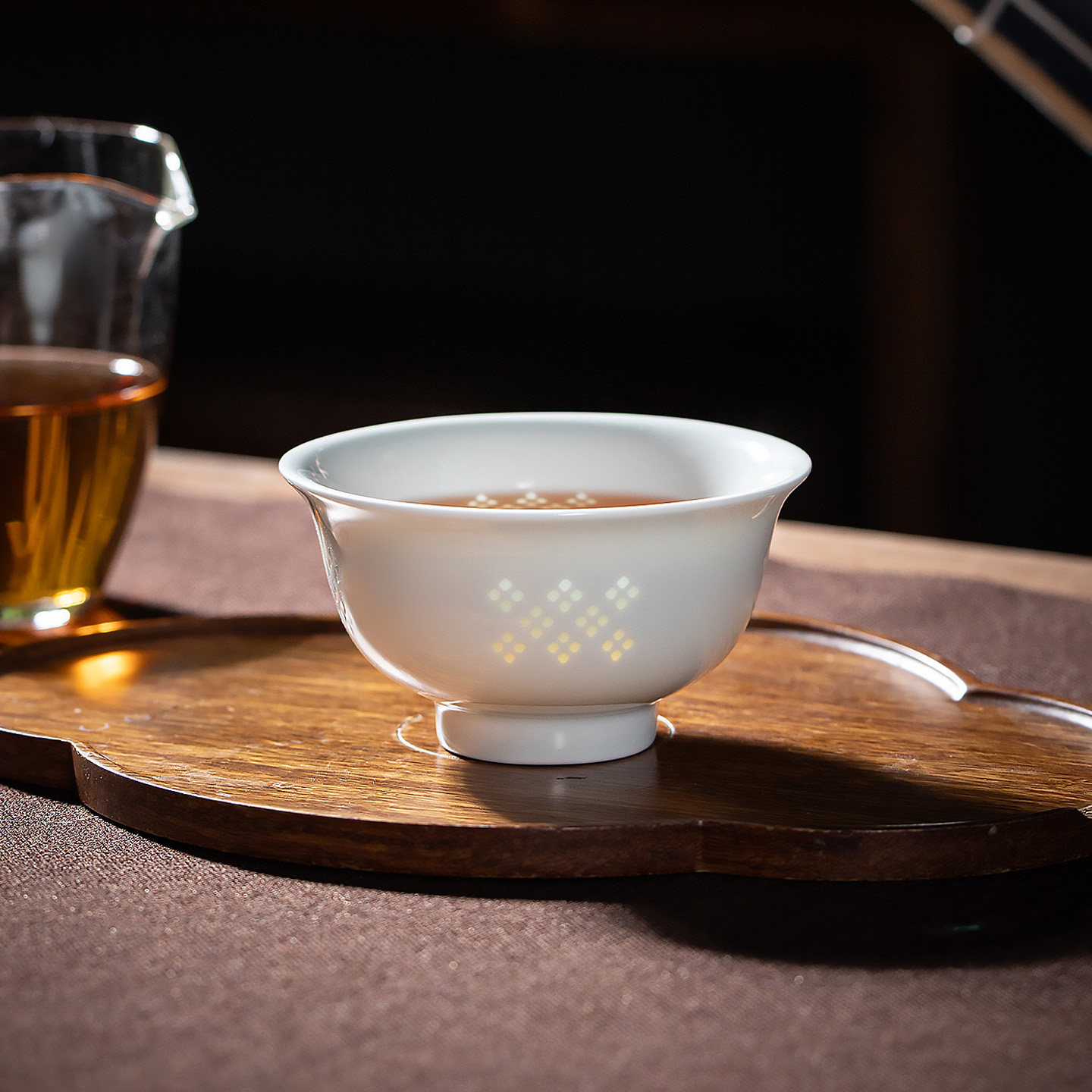 景德镇玲珑压手杯陶瓷功夫主人杯图片