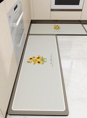 新型厨房专用地垫是防油，防水，防滑，吸水，可擦拭，可洗涤，耐