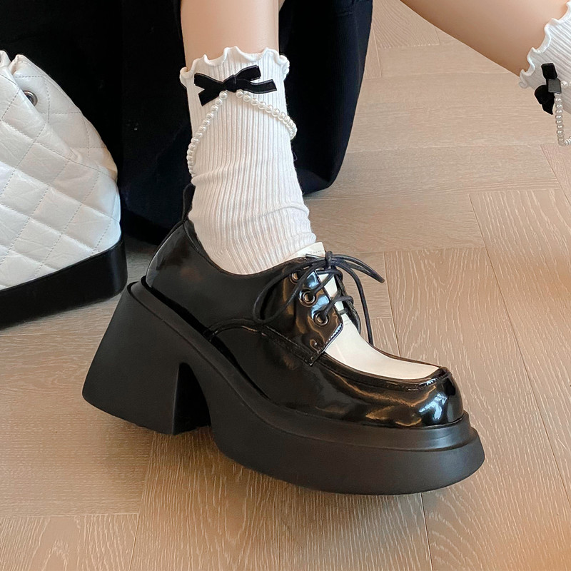 2023春新款h真皮厚底棕色系带小皮鞋女粗跟松糕底漆皮拼色圆头包