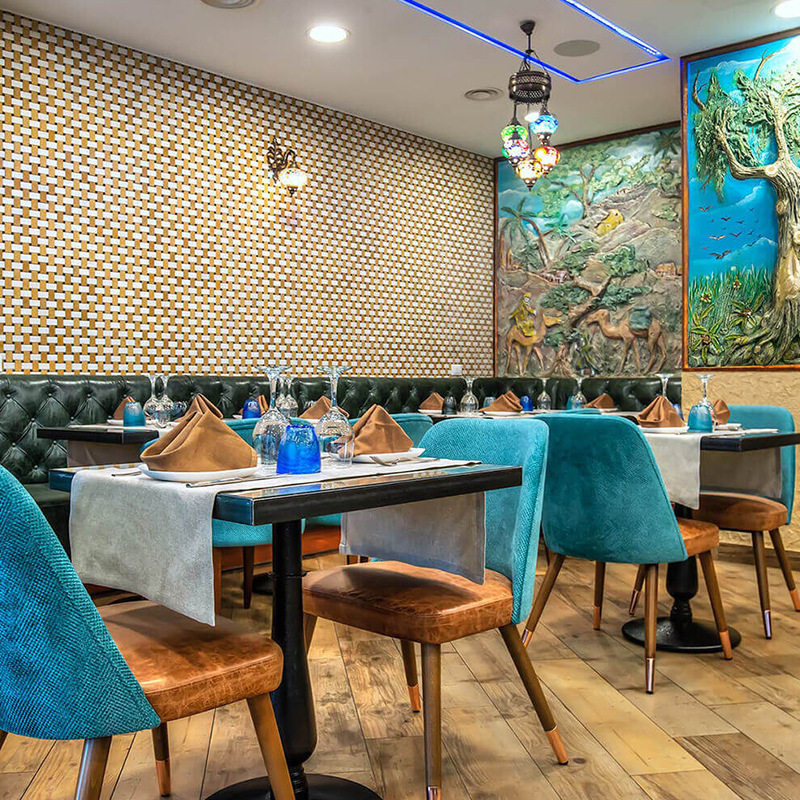 复古风西餐厅桌椅商用仿古纹油蜡皮蓝色布艺双色实木桌椅卡座组合