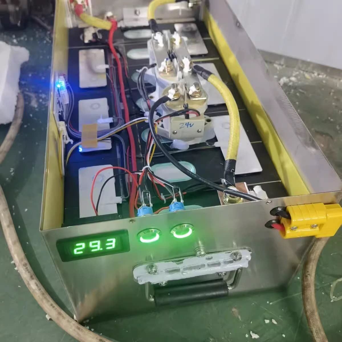 24v7串280安三元锂电池 50×22.5×19 重37公斤 满电29.4v