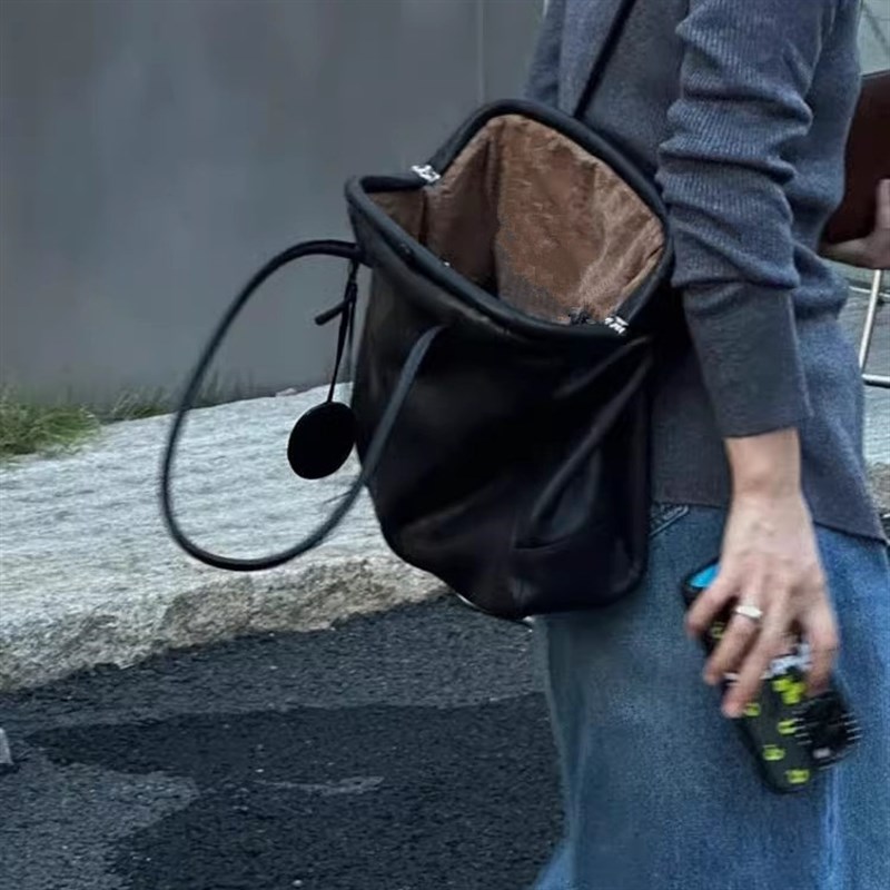 黑色大容量夹子水桶包包女式2025新款轻奢小众高级感单肩腋下包春