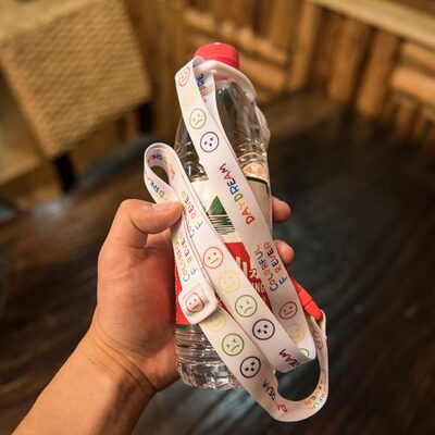矿泉水背带绳便携斜挂饮料瓶子水杯带H挂绳卡扣可爱少女儿童通用