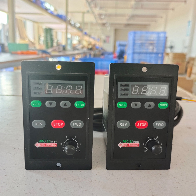 UX52 智能数显调速m器交流220V减速电机正反转6-300W马达控制器90