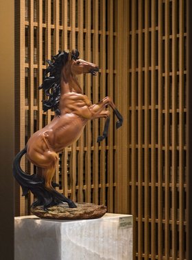 欧美轻奢大号仿真站立马树脂工艺品摆件展厅高级办公家居桌面装饰