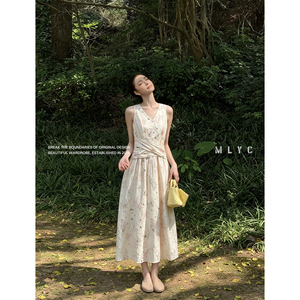 泡芙·美丽衣橱【夏日汀花】无袖温柔风V领排扣交叉腰印花连衣裙