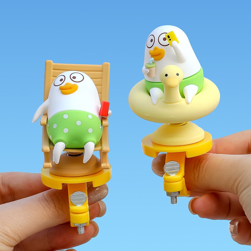 可爱小刘鸭自行车电动车摩托车装饰品车载摆件摇摇U乐手办挂件配