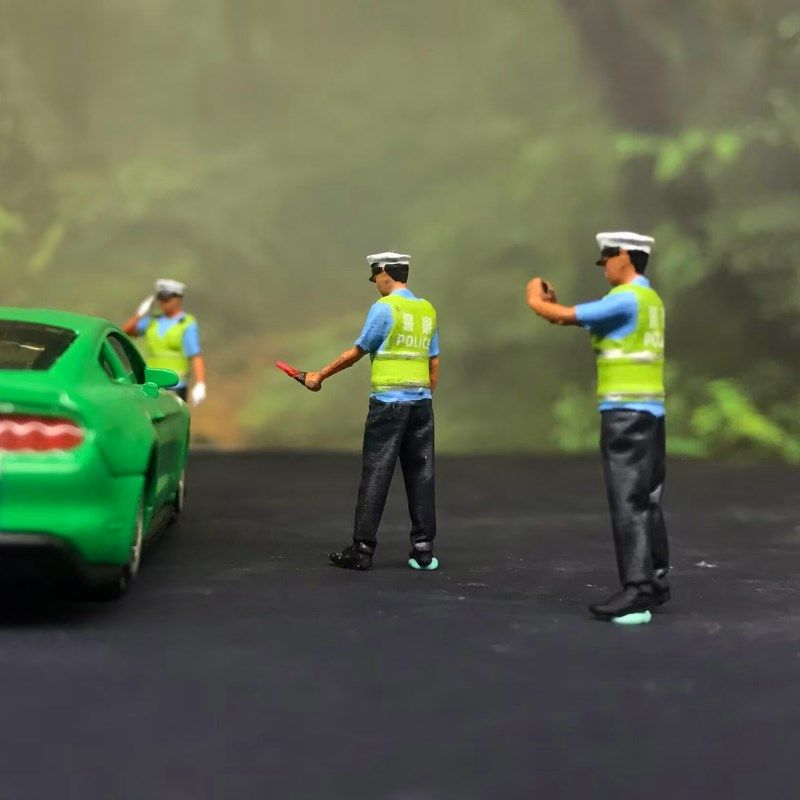 1/64小型人物男交警交通指挥微缩人偶模型小比例兵人沙Z盘场景装
