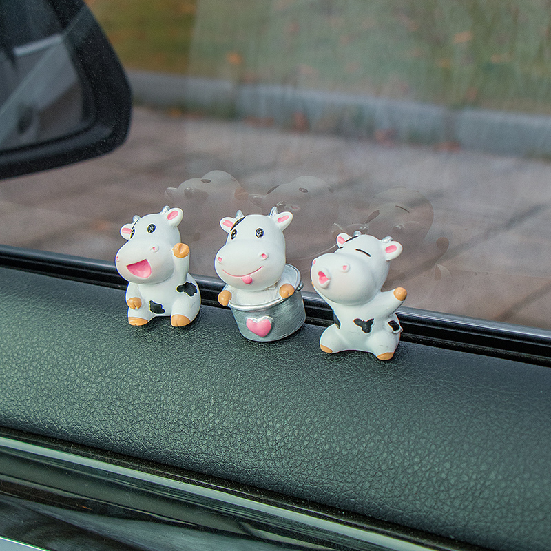 汽车摆件车载可爱小奶牛内饰车内女神创意网红中控台装饰用品大全