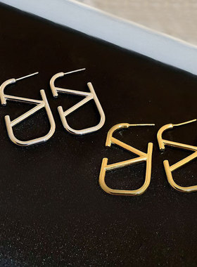 个性字母耳环高级感轻奢小众耳饰925银针耳钉女时尚冷淡风饰品