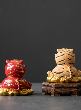 小老虎摆件陶瓷卡通生肖虎年吉祥物家居桌面摆设汽车载车内装饰品