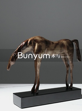 现代轻奢艺术玄关酒柜金s属马样板间别墅软装饰品书房办公桌面摆