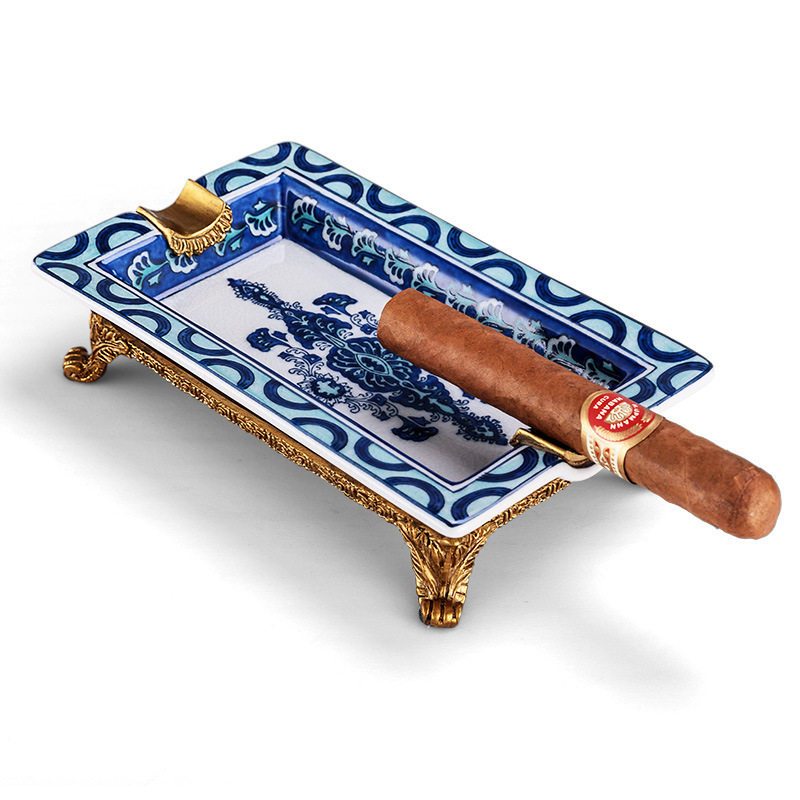 陶瓷烟灰缸欧式复古青花瓷花纹铜质烟槽雕花底座大号装饰摆件