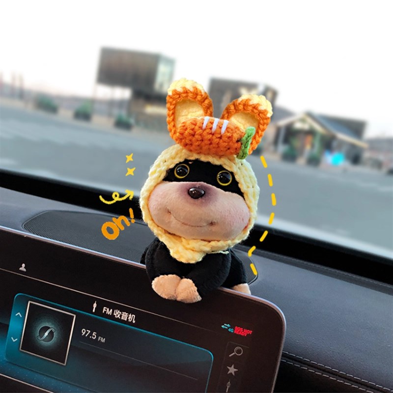2025新款蜜蜂狗车内装s饰摆件汽车中控台屏幕趴趴公仔车载公仔玩