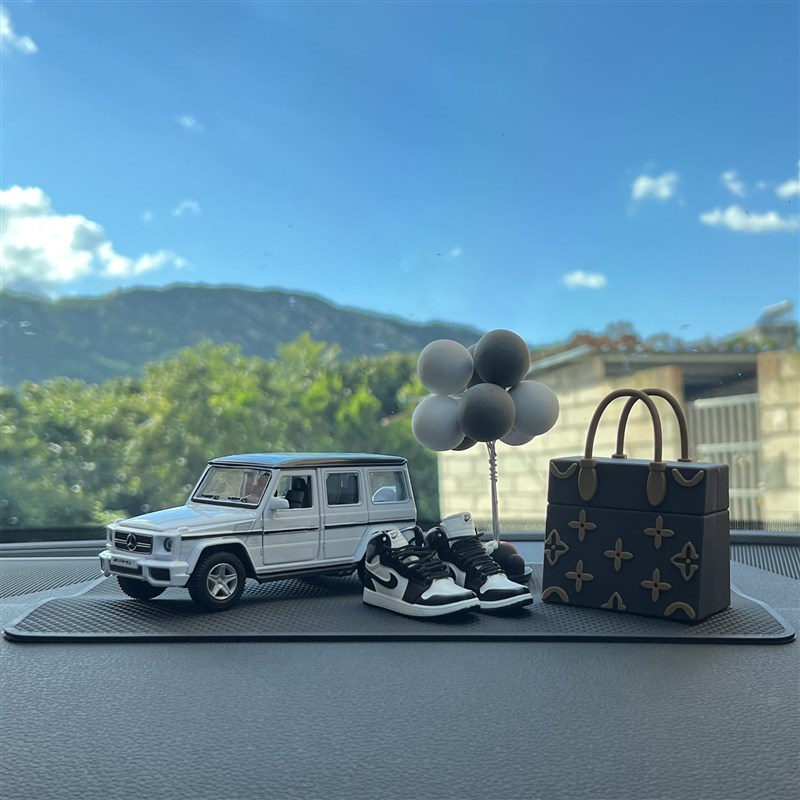 2022汽车中控k专用车载车内饰品摆件创意男女网红创意公仔车上装