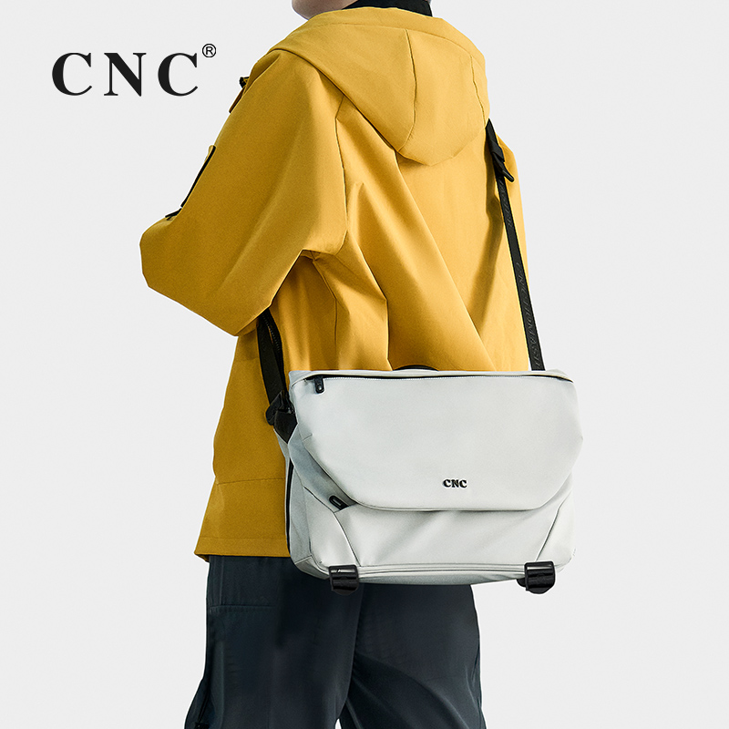 CNC男包2025新款斜挎包男士便携单肩大容量轻便运动邮差帆布包