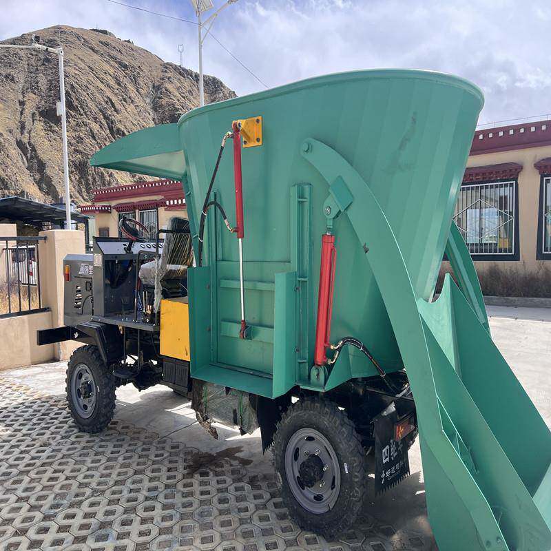 四轮车载搅拌撒料一体机自走式tmr饲喂机养殖场饲草抛料车
