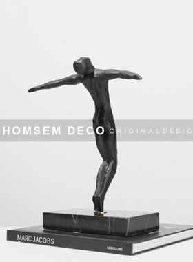 现代轻奢铁艺人物雕塑摆件样板房间软装饰品M客厅书房酒柜壁柜摆