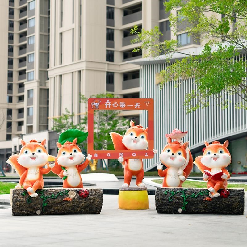 户外草坪玻璃钢卡通松鼠雕塑商场小D区庭院装饰景区园林美陈大摆