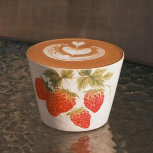 春辰手绘草莓猪口杯景德镇手作陶瓷拿铁拉花杯高温釉下彩精致礼物