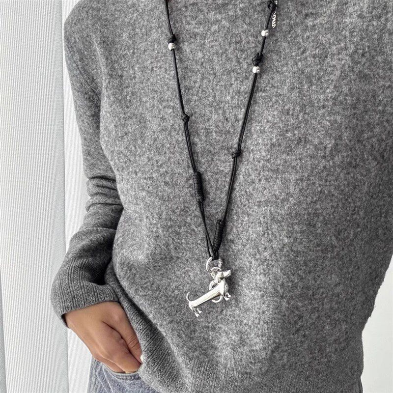 小众设计腊肠小狗项链长款银色金属挂件斜挎手机背带黑绳皮绳链