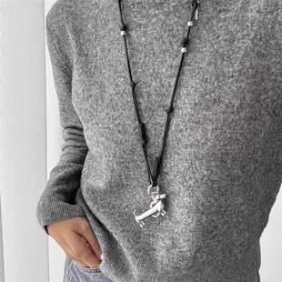 小众设计腊肠小狗项链长款银色金属挂件斜挎手机背带黑绳皮绳链