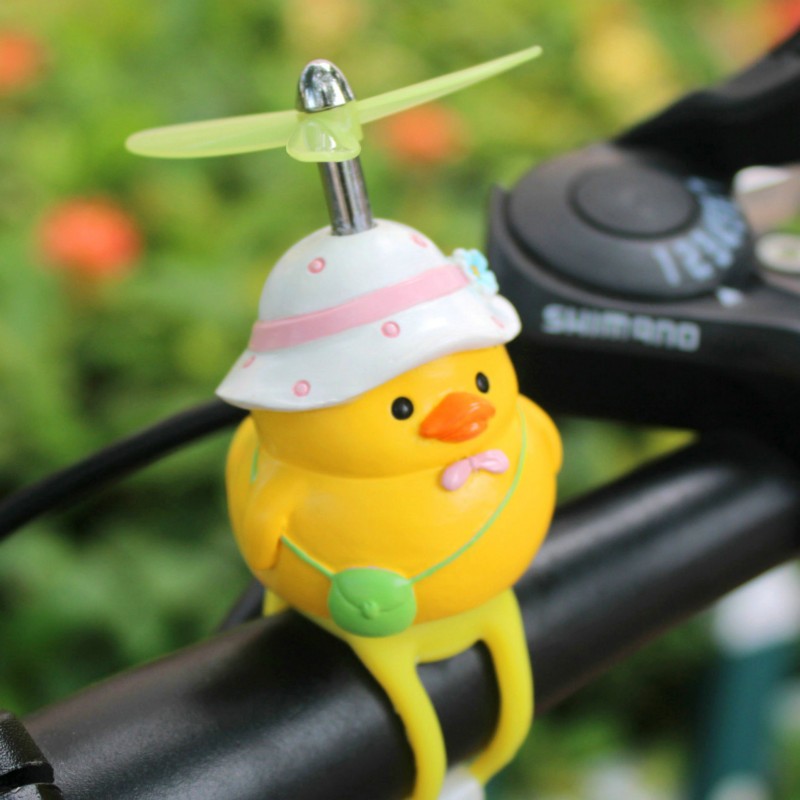 网红小黄鸭可爱摆件电动自行车载装饰品破风头盔竹蜻蜓摩托电瓶车