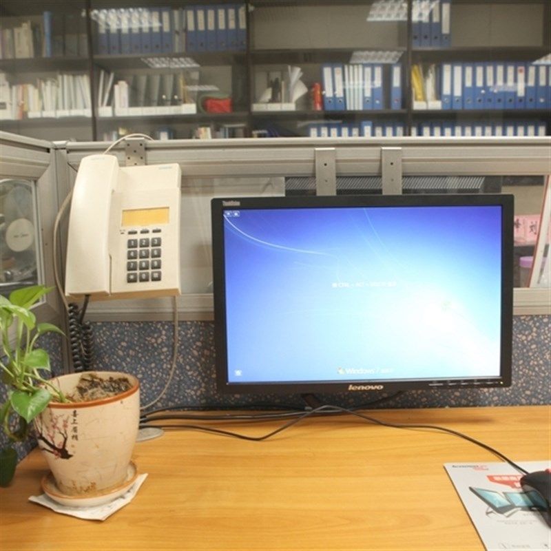 创意屏风下挂槽缝显示器挂架  办公桌工位下卡扣隔断配件屏幕支架