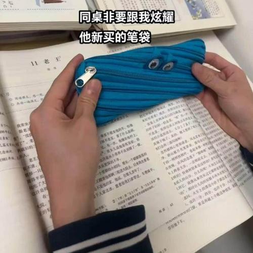 暗藏玄机的笔袋一根拉炼文具盒2025超火可携式收纳袋大嘴怪兽笔袋