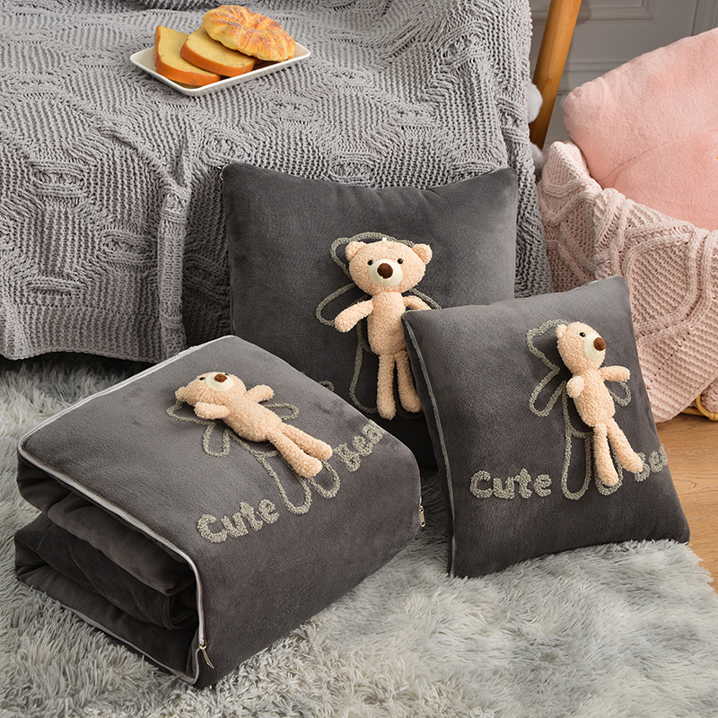 加厚牛奶绒小熊抱枕被子两用汽车上靠垫办公室宿舍四季空调被枕头