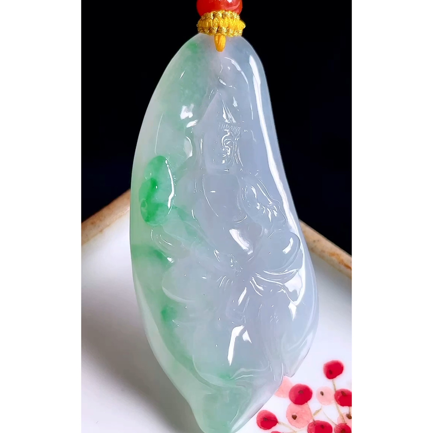 缅甸天然A货玉石翡翠 老坑冰种 手工精雕 阳绿观音牌吊坠
