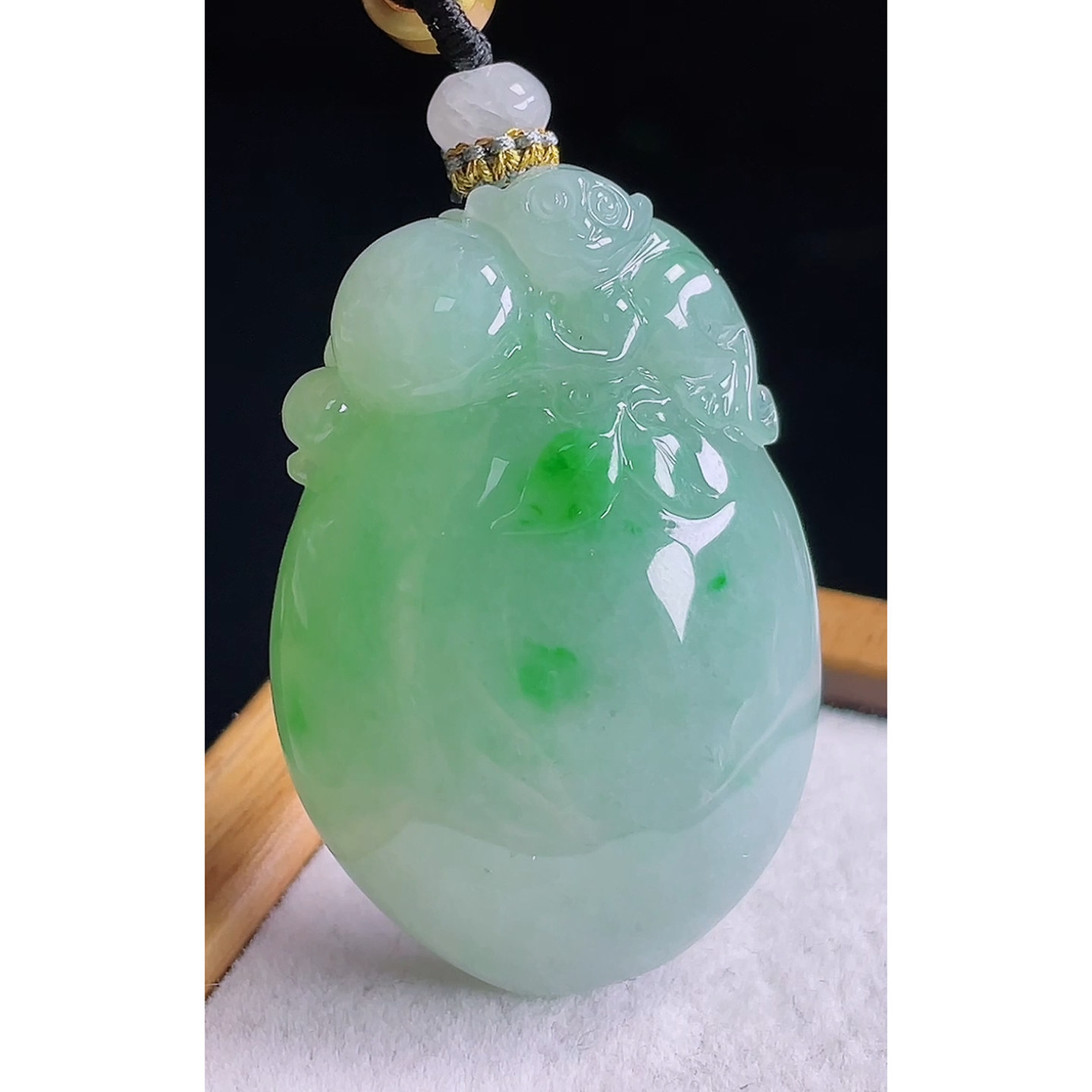 缅甸天然A货玉石翡翠 老坑冰种手工精雕飘绿桃子吊坠