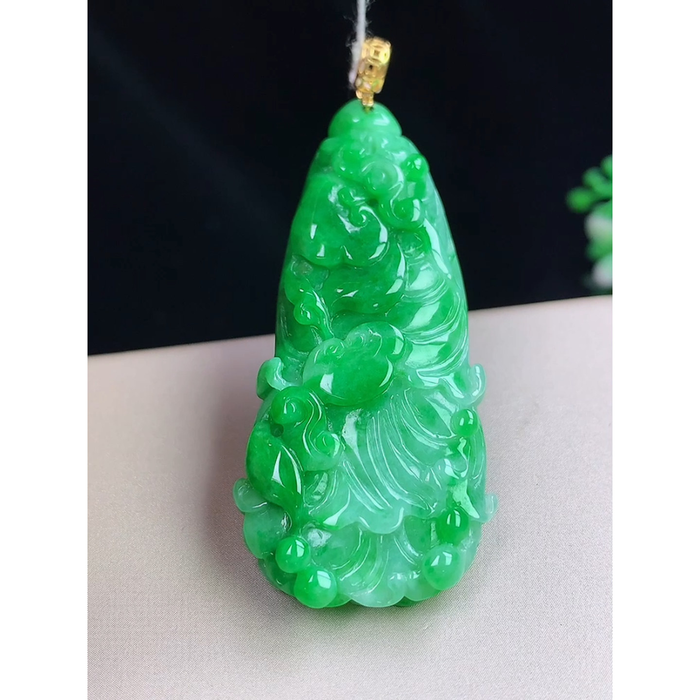 缅甸天然A货玉石翡翠 老坑冰种手工精雕18k金扣飘辣绿白菜吊坠