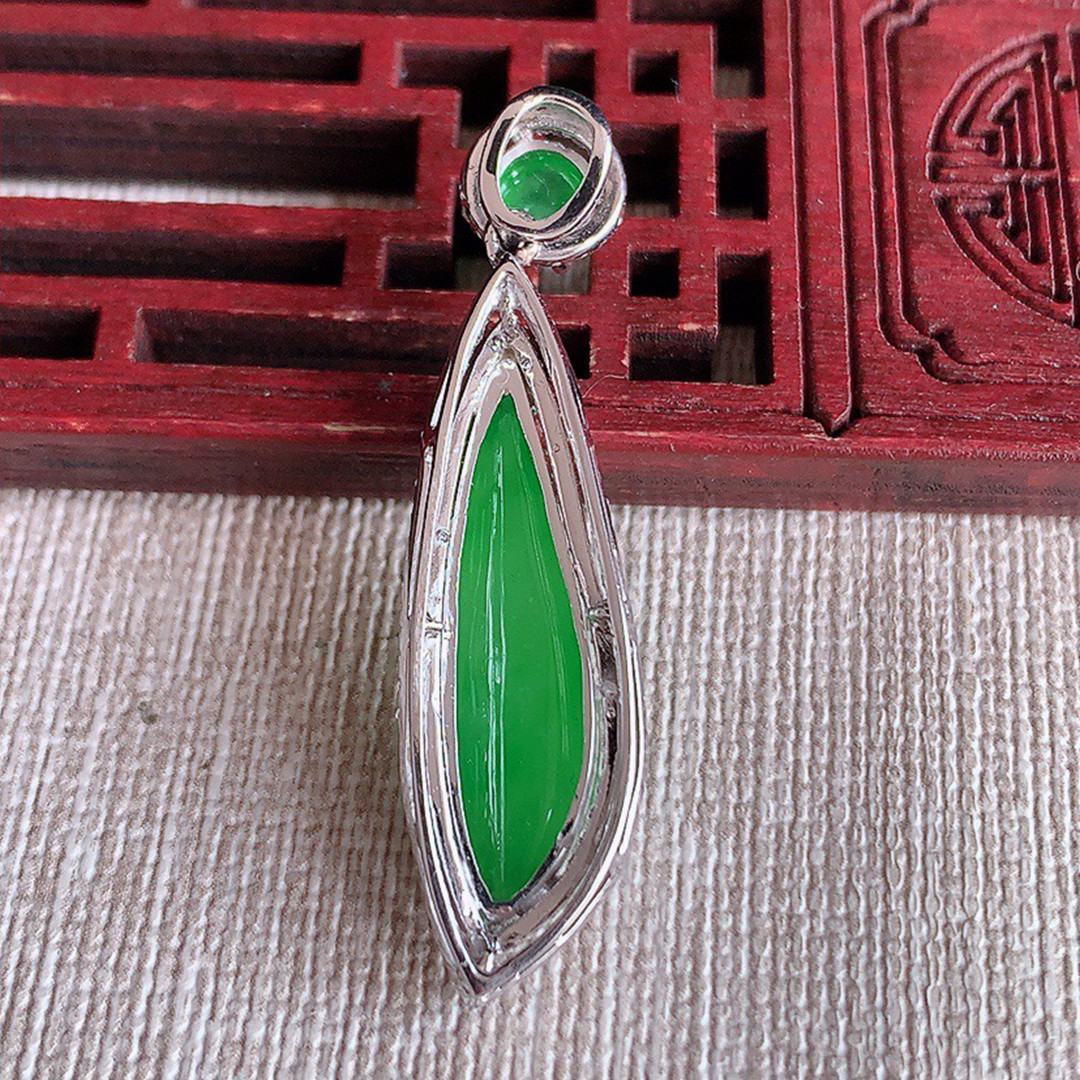 缅甸天然A货玉石翡翠 老坑冰种 手工精雕 18K金伴钻阳绿随形吊坠