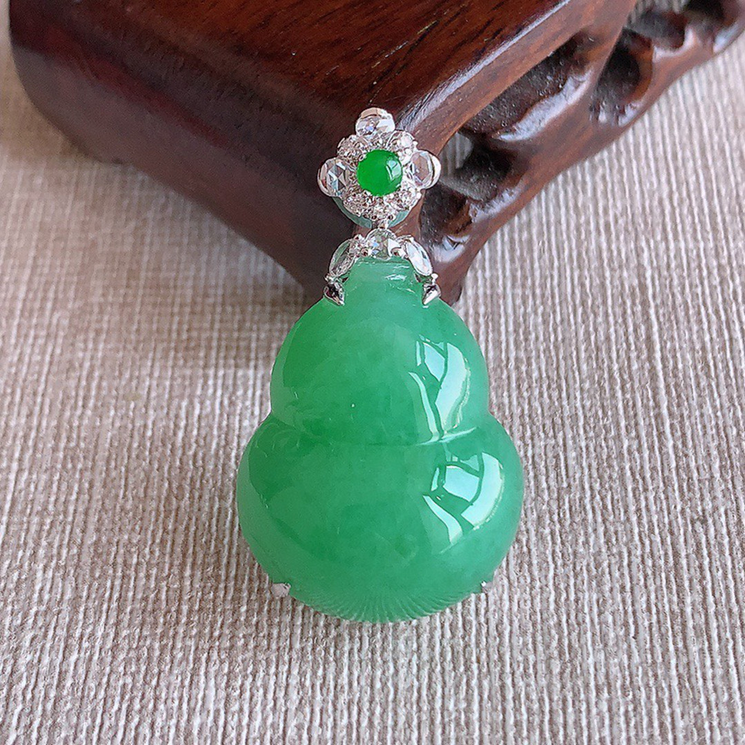 缅甸天然A货玉石翡翠 老坑冰种 手工精雕 18K金伴钻满绿葫芦吊坠